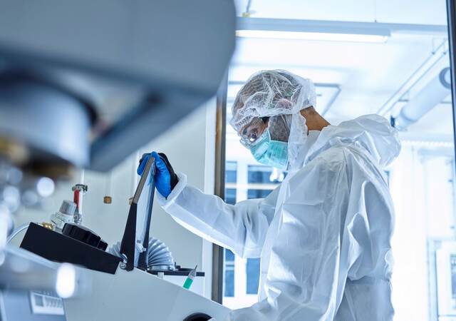 ラボにて実験をする化学者
