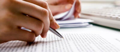 書類を確認する人